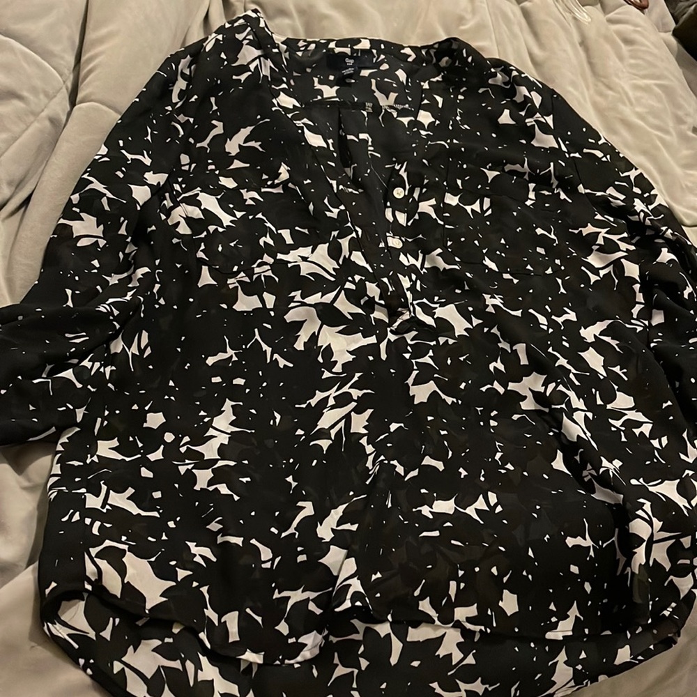 Gap black and white flower print shirt
